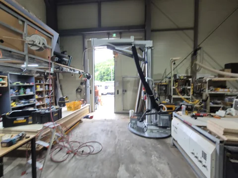 공장 설비 주변 진공리프트 배치
